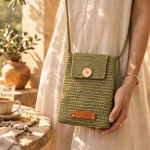 Borsa a tracolla in rafia realizzata a mano: borsetta intrecciata verde oliva con bottone in legno