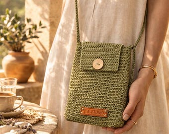 Bolso bandolera de rafia verde oliva: minibolso tejido a mano con botón de madera.