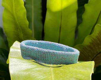 Blaues Lurex Armband gehäkelt: Boho Armband mit Glitzer