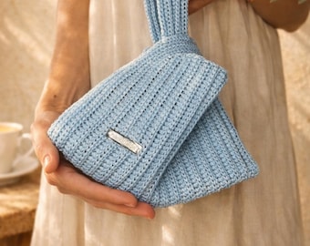 Bolso de mano bohemio con nudo de rafia azul tejido a mano