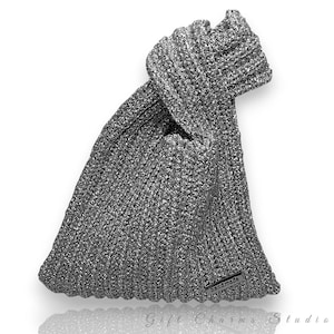 Celestial Lurex Knot Bag – Handcrafted Metallic Crochet Wrist Purse – Silver Minimalist Evening Pouch – Elegant Handmade Gift