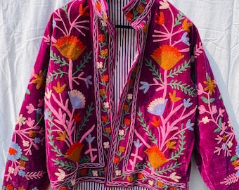 Magenta fluwelen Suzani-jack | Kleurrijke handgeborduurde boho-jas | Vintage bloemenstijl