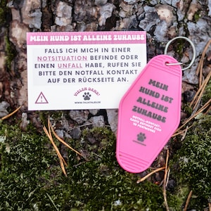 Schlüsselanhänger „Mein Hund ist alleine zuhause“ Pink – inkl. Notfallkarte