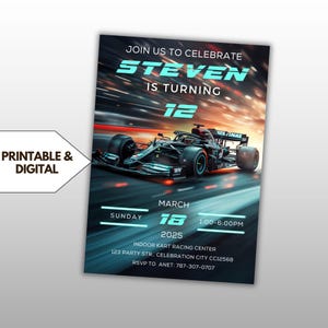 Puede incluir: Una invitación de cumpleaños azul y blanca con un tema de carreras de coches. La invitación dice "Únete a nosotros para celebrar que Steven cumple 12 años" e incluye la fecha y la hora de la fiesta. La fiesta es en un centro de carreras de karts interior.