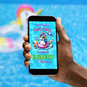 Könnte beinhalten: Ein Smartphone zeigt eine farbenfrohe Einladung zu einer Poolparty. Die Einladung zeigt ein Cartoon-Einhorn mit Sonnenbrille und Regenbogenmähne, das auf einem rosa Schwimmring schwimmt. Der Text lautet: "Feiert mit uns eine Poolparty zum 5. Geburtstag von Elisabeth."