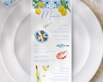 Puede incluir: Un menú de acuarela con un fondo de azulejos azules y blancos. El menú presenta una variedad de platos italianos, incluyendo ensalada de mariscos, ravioli de calabaza y parmesano, filete de ojo, salmón de piel crujiente, tarta de cítricos y pastel de manzana caramelizado. El menú está decorado con limones y otras ilustraciones de acuarela.