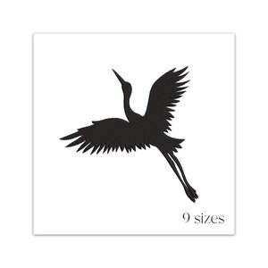 Könnte beinhalten: Schwarze Silhouette eines Kranichs mit ausgebreiteten Flügeln, der in der Luft fliegt. Das Bild hat den Text "9 Größen" unten.