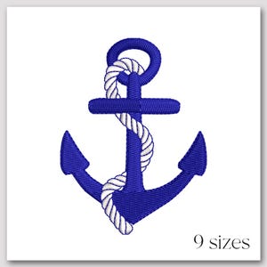 Peut inclure: Ancre brodée bleu marine avec une corde blanche enroulée autour du centre. L'ancre a un design classique avec deux flèches et un anneau en haut. Le texte "9 tailles" est en bas.