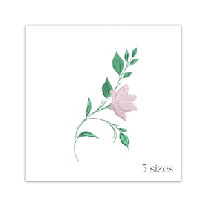 Può includere: Un delicato fiore rosa con foglie verdi e uno stelo. Il fiore è stilizzato e ha un design semplice. L'immagine include il testo "5 dimensioni".
