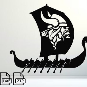Może przedstawiać: Czarno-biała sylwetka statku wikingów z rogatymi hełmem na dziobie. Statek ma wiosła i żagiel. Obraz nadaje się do użycia jako naklejka lub naklejka.