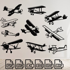 Op de afbeelding: Zwart-wit illustraties van diverse vintage vliegtuigen. De afbeelding toont verschillende tweedekkers en eendekkers, elk met gedetailleerde vleugel- en propellerontwerpen. Onder de vliegtuigen staan bestandstype-iconen: PDF, CDR, AI, SVG, DXF en ZIP.