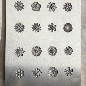16 matrizes de impressão em vários estilos vintage para fabricação de joias – placas de injeção personalizadas, matrizes de pingentes, ferramentas de estampagem de metal para ourives