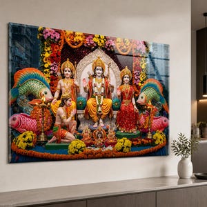 Peut inclure: Une impression murale rectangulaire représentant les divinités hindoues Rama, Sita, Lakshmana et Hanuman. Les personnages portent des vêtements et des bijoux traditionnels colorés, assis et agenouillés parmi des guirlandes florales.