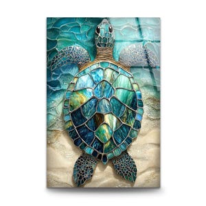 Puede incluir: Panel decorativo de vidrio con un diseño de tortuga marina. El caparazón de la tortuga es un mosaico de azules, verdes y amarillos, con una apariencia texturizada. El fondo representa una escena oceánica con texturas arenosas, creando un tema costero.