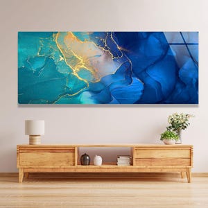 Arte mural abstracto de vidrio azul y dorado: Diseño fluido moderno