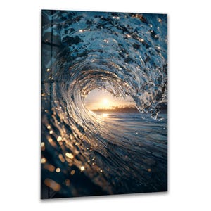 Puede incluir: Impresión enmarcada de una ola oceánica rompiendo, capturando el momento en que el agua se curva, revelando el sol poniente. La imagen está dominada por tonos de azul y dorado, con reflejos brillantes.