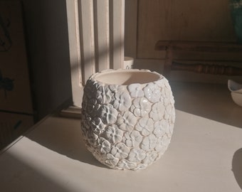 Cache-pot fleuri en céramique