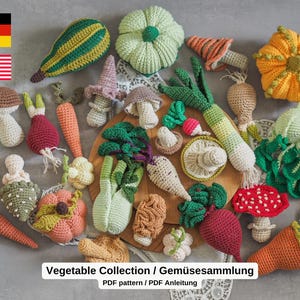 Könnte beinhalten: Eine Sammlung farbenfroher, gehäkelter Gemüse, darunter Karotten, Pilze, Kürbisse und Lauch, auf einem Holzbrett angeordnet. Der Text "Vegetable Collection / Gemüsesammlung" ist sichtbar. Die Gemüse sind in verschiedenen Grün-, Orange-, Rot- und Brauntönen gehalten.