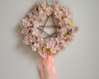 Beltane blühender Kranz, Hexendekor für Maitag, Witchy Dekoration für Tür, Pentagramm
