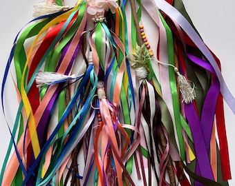 Beltane Maibaum, Dekorativer hölzerner Maibaum mit Bändern und rohen Kristallen, Pagan Altardekor