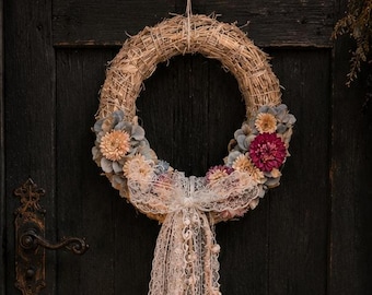 Kleiner Kranz mit getrockneten Blumen, Muscheln und Spitzenbändern, Litha Türkranz