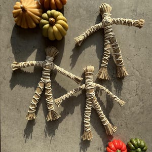 Muñeca de arte popular para rituales, decoración del hogar y manualidades, figura de paja envuelta en hilo hecha a mano, muñeca de maíz hecha de yute, decoración de Halloween