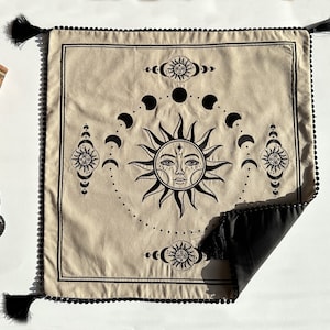 Tarot cloth, celestial square tablecloth with silk lining, altar cloth with embroidery of sun and stars decorated with tassels
