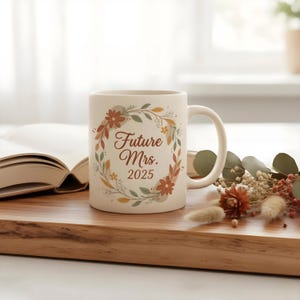 Mok met bloemendesign "Future Mrs 2025", 300 DPI PNG, direct te downloaden.