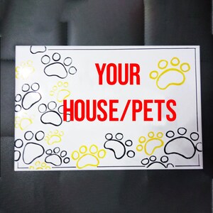 Op de afbeelding: Een wit bord met zwarte en gele voetafdrukken en de tekst "YOUR HOUSE/PETS" in rood.