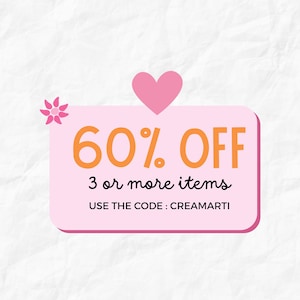 Op de afbeelding: Een roze rechthoekige afbeelding met afgeronde hoeken, met de tekst "60% OFF" in oranje, een roze hart en de tekst "3 of meer items". De tekst "USE THE CODE : CREAMARTI" is ook opgenomen.