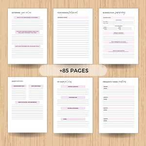 Pu&ograve; includere: Una raccolta di pagine di pianificazione stampabili bianche con accenti rosa e titoli scritti a mano. Le pagine includono sezioni per la pianificazione aziendale, le dichiarazioni di missione, le politiche del negozio e le domande frequenti. Il testo "+85 PAGES" &egrave; visibile.