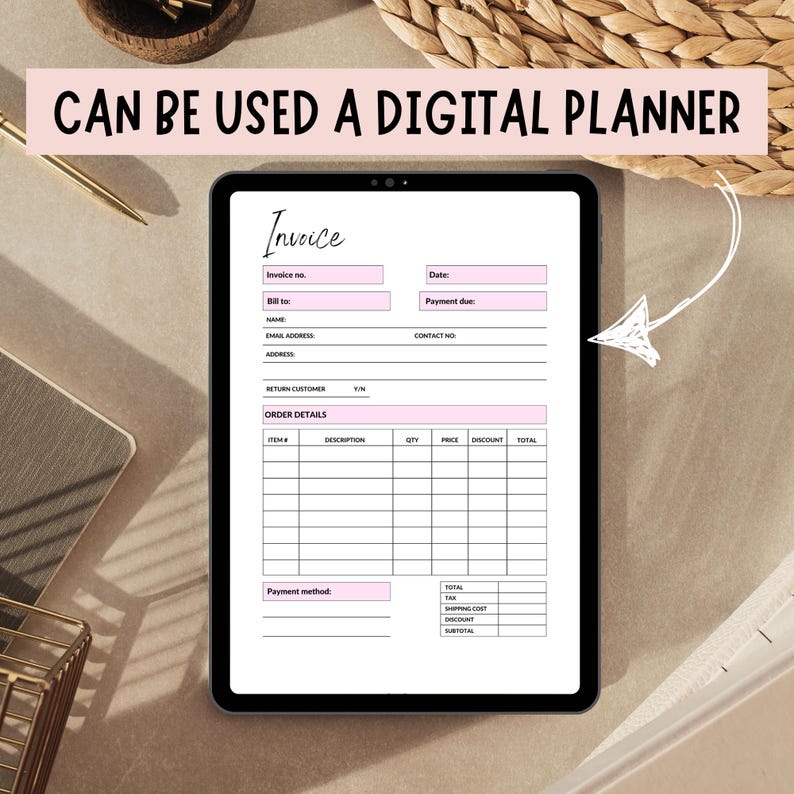 Pu&ograve; includere: Un modello di fattura digitale visualizzato su un tablet. La fattura include campi per il numero di fattura, la data, l'indirizzo di fatturazione, l'indirizzo e-mail e i dettagli dell'ordine. Il testo "CAN BE USED A DIGITAL PLANNER" &egrave; in alto.