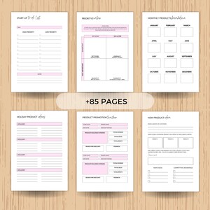 Pu&ograve; includere: Un set di sei pagine di pianificazione stampabili con dettagli rosa. Le pagine includono sezioni per elenchi di cose da fare, matrici di priorit&agrave;, ripartizioni mensili dei prodotti, idee per prodotti per le vacanze, monitoraggio delle promozioni dei prodotti e nuove idee di prodotti. Il testo "+85 PAGES" &egrave; visibile.