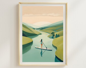 Könnte beinhalten: Eine Frau in einem blauen Badeanzug paddelt auf einem Stand-Up-Paddleboard einen Fluss entlang, der von grünen Hügeln umgeben ist. Der Himmel ist in einem sanften Pfirsichton mit ein paar Wolken.