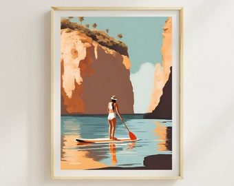 Könnte beinhalten: Eine Frau in einem weißen Badeanzug und einem Hut steht auf einem Paddleboard in einem ruhigen Gewässer. Das Wasser ist hellblau und der Himmel ist hellblau. Die Frau steht mit dem Rücken zum Betrachter und blickt auf das Wasser. An beiden Seiten des Wassers befinden sich Klippen. Die Klippen sind hellbraun. Das Bild ist eine digitale Malerei.