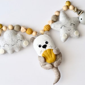 stroller chain with otter