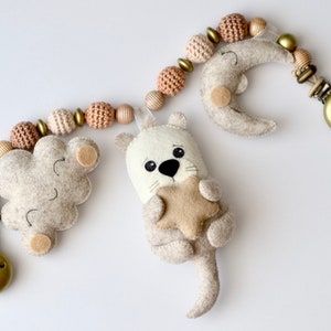 stroller chain with otter