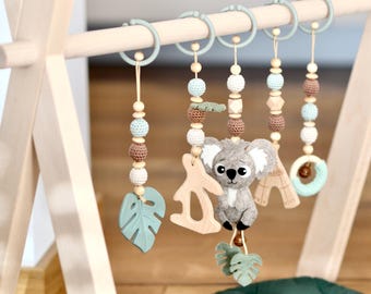 Spielbogen aus Holz, Babyspielzeug, Baby Gym aus Holz, Anhänger Koala Faultier, Monstera Blatt