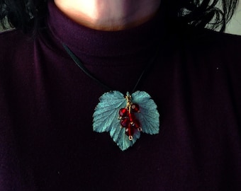 Johannisbeer Blatt mit Frucht, patinierte Kupfer Anhänger Halskette, original Designer Schmuck, botanisches Muster, einzigartiges Geschenk für Sie