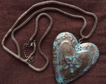 Ketting met groot hart: gepatineerd metalen ornament, lange ketting