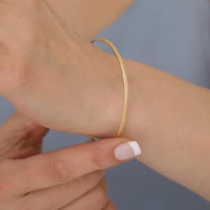 Thin Textured Gold Bangle Bracelet, Minimalist Stacking Bangle, 2,80 mm Gold Hammered Bangle (Not Hollow), Minimalist Stackable Bangles