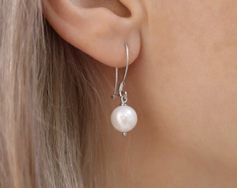 Pendientes colgantes de perlas de agua dulce: diseño minimalista chapado en oro de 14 quilates.