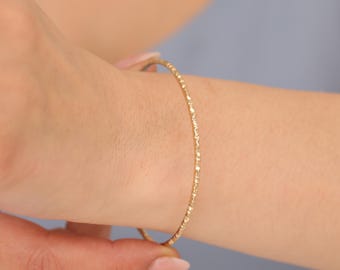 Hammered Gold Bangle Bracelet, Minimalist Gold Bracelet, Thin Gold Cuff, Textured Gold Jewelry, Dainty Everyday Bangle, Gift for Her Ideas