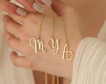 ゴールドメッキのスターリングシルバー製イニシャルネックレス（ハート付き） - パーソナライズされた文字