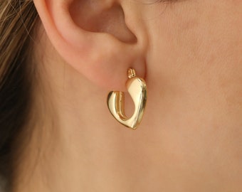 Pendientes de aro con forma de corazón abultado chapados en oro de 14 quilates, pendientes de corazón gruesos, aros huecos de oro, joyería minimalista romántica.