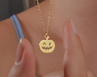 Collar con dije de calabaza guiñando un ojo en oro de 14 k: colgante de Halloween en plata de ley