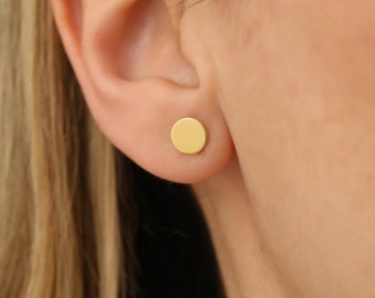 Pendientes minimalistas de círculo chapados en oro de 14 quilates, pendientes de disco pequeños, joyería minimalista para el día a día, delicados pendientes de oro, regalo sencillo para ella.