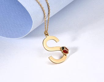 Collana con iniziale in oro e ciondolo a forma di coccinella, collana con lettera personalizzata, gioiello portafortuna, regalo con nome personalizzato per lei