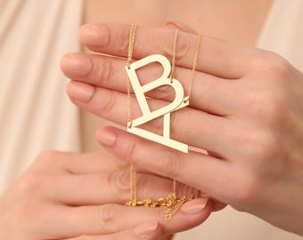 Stort initialhalsband i sterlingsilver: Bokstavmonogram i sidled