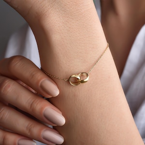 Engraved Interlocking Circles Charm Bracelet, Minimalist Infinity Bracelet, Double Circle Bracelet, Personalized Two Ring Infinity Bracelet